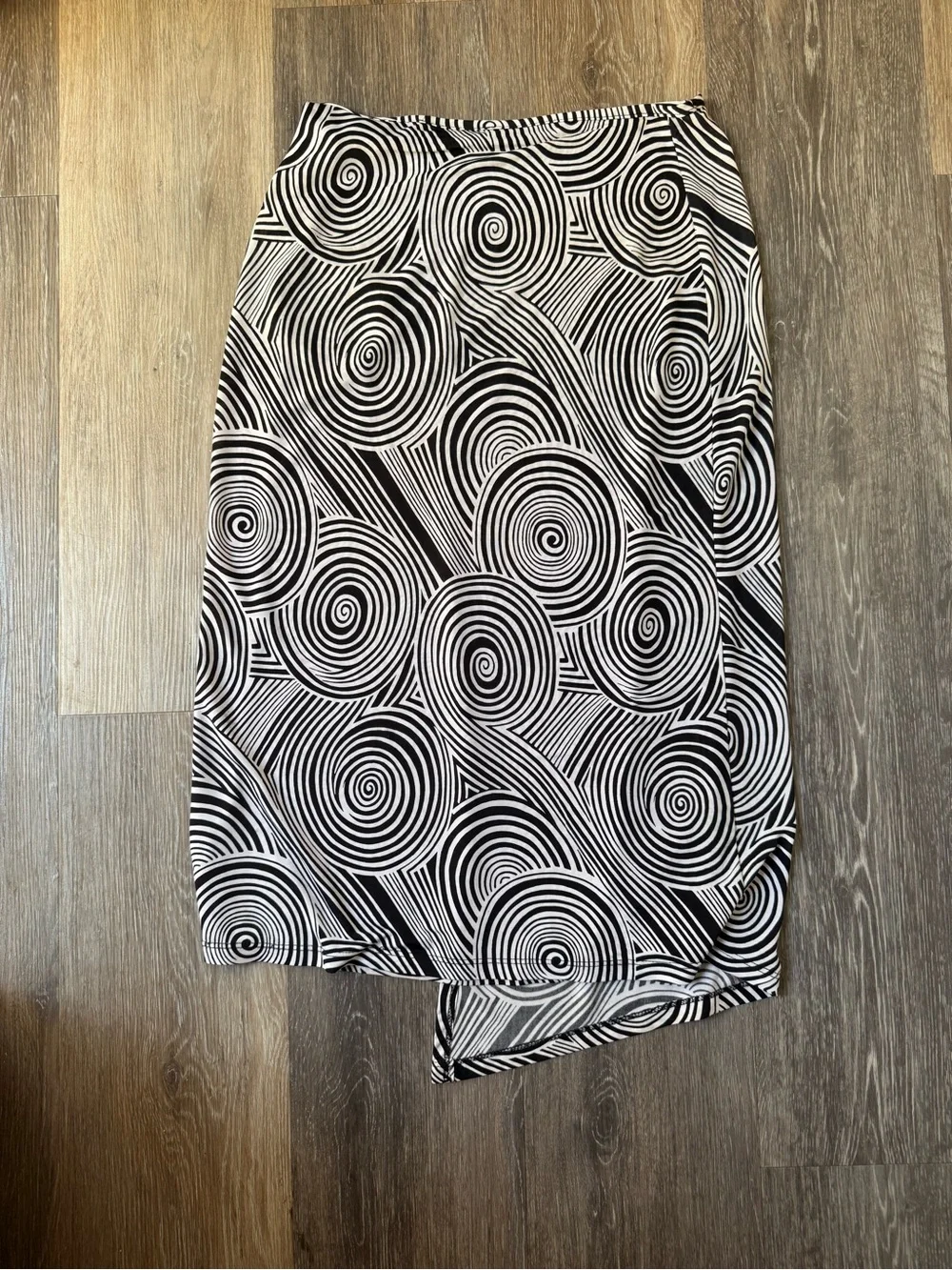 Vintage Y2K bebe Black & White Spiral Asymmetric Wrap Skirt Size Small